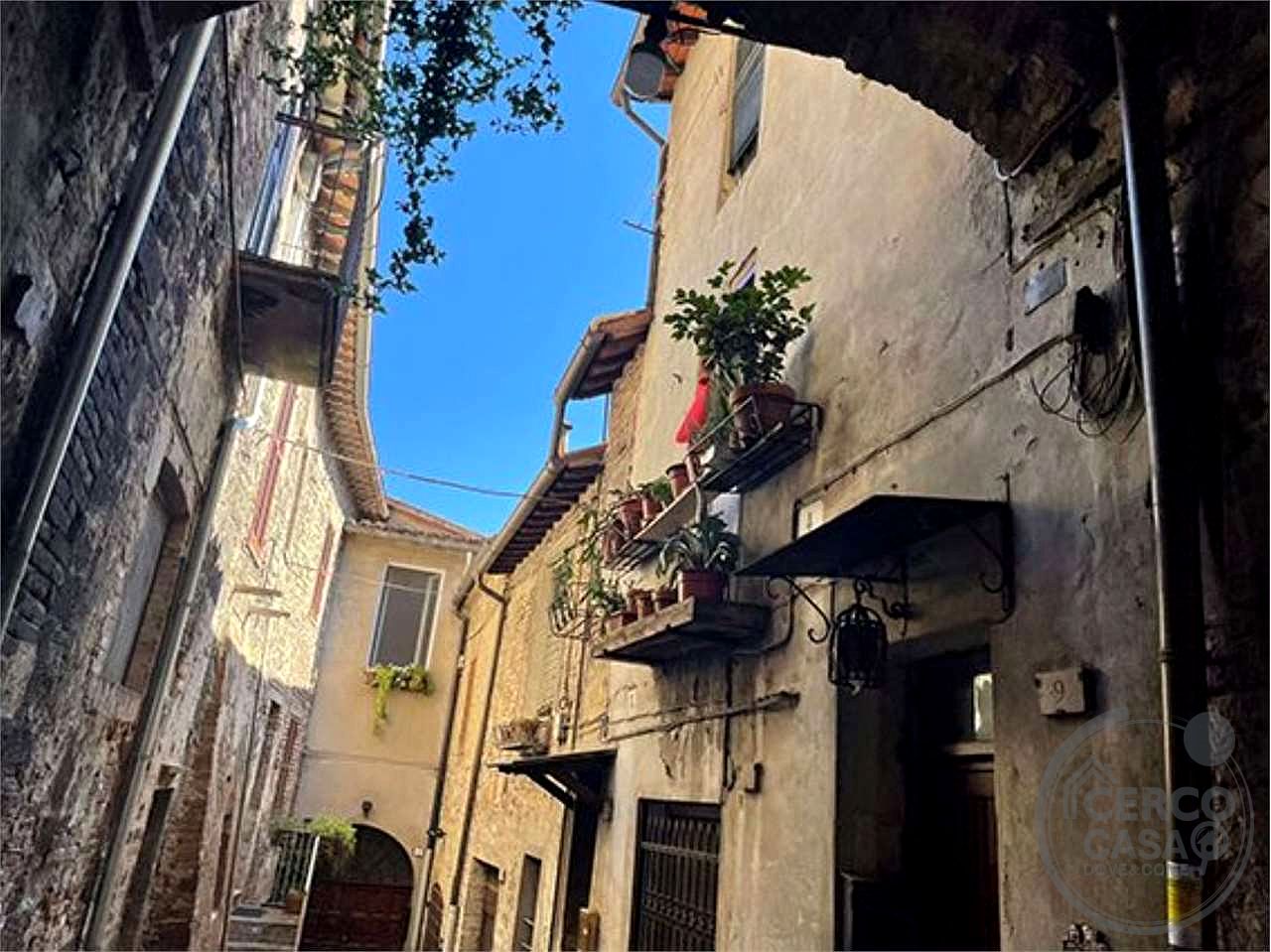 TODI - CENTRO STORICO: AFFASCINANTE CIELO-TERRA CON DOPPIO INGRESSO