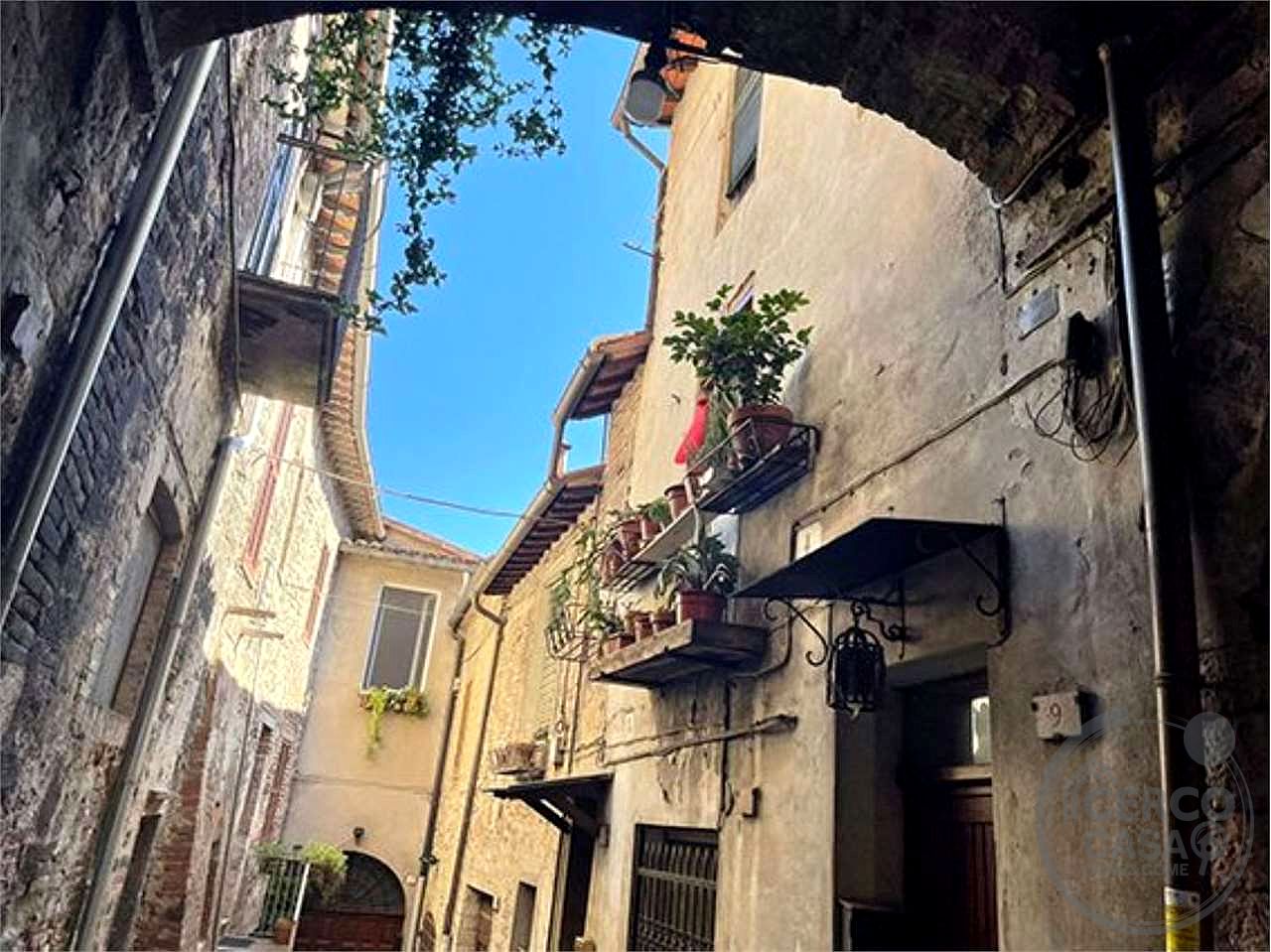 TODI - CENTRO STORICO: AFFASCINANTE CIELO-TERRA CON DOPPIO INGRESSO
