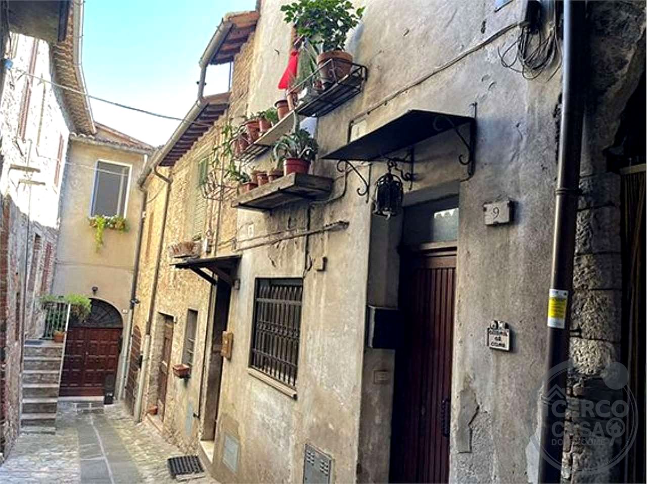 TODI - CENTRO STORICO: AFFASCINANTE CIELO-TERRA CON DOPPIO INGRESSO