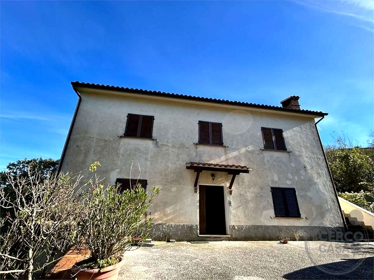 FOLIGNO - CASALE - CASA INDIPENDENTE