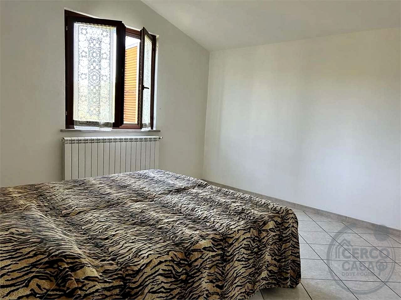 FOLIGNO - CASALE - CASA INDIPENDENTE