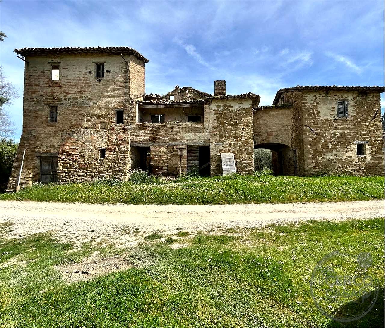 ASSISI - CASALE CON TERRENO
