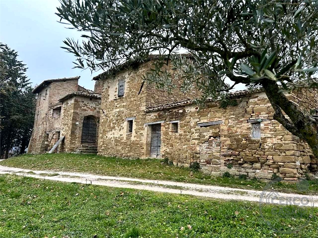 ASSISI - CASALE CON TERRENO