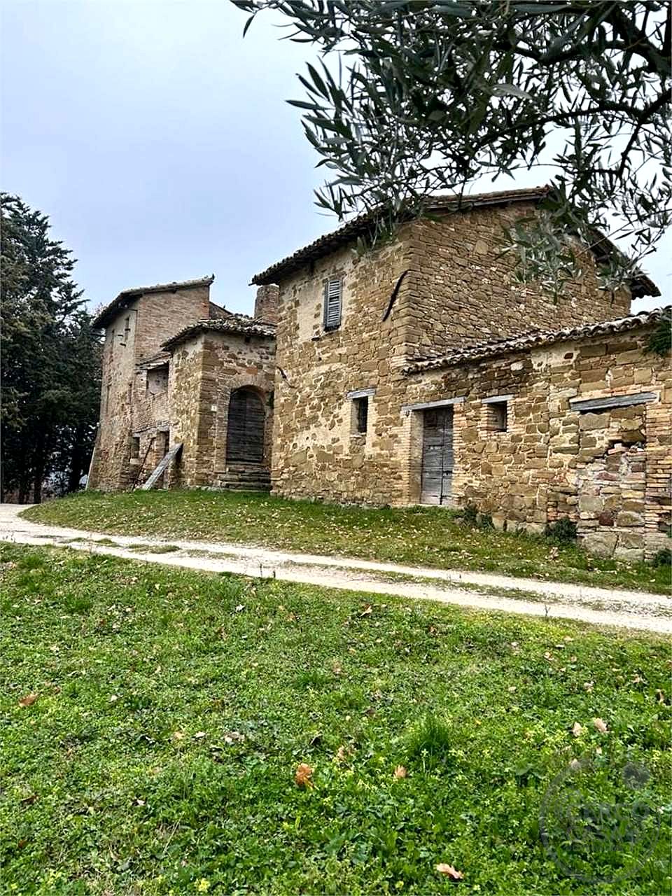 ASSISI - CASALE CON TERRENO