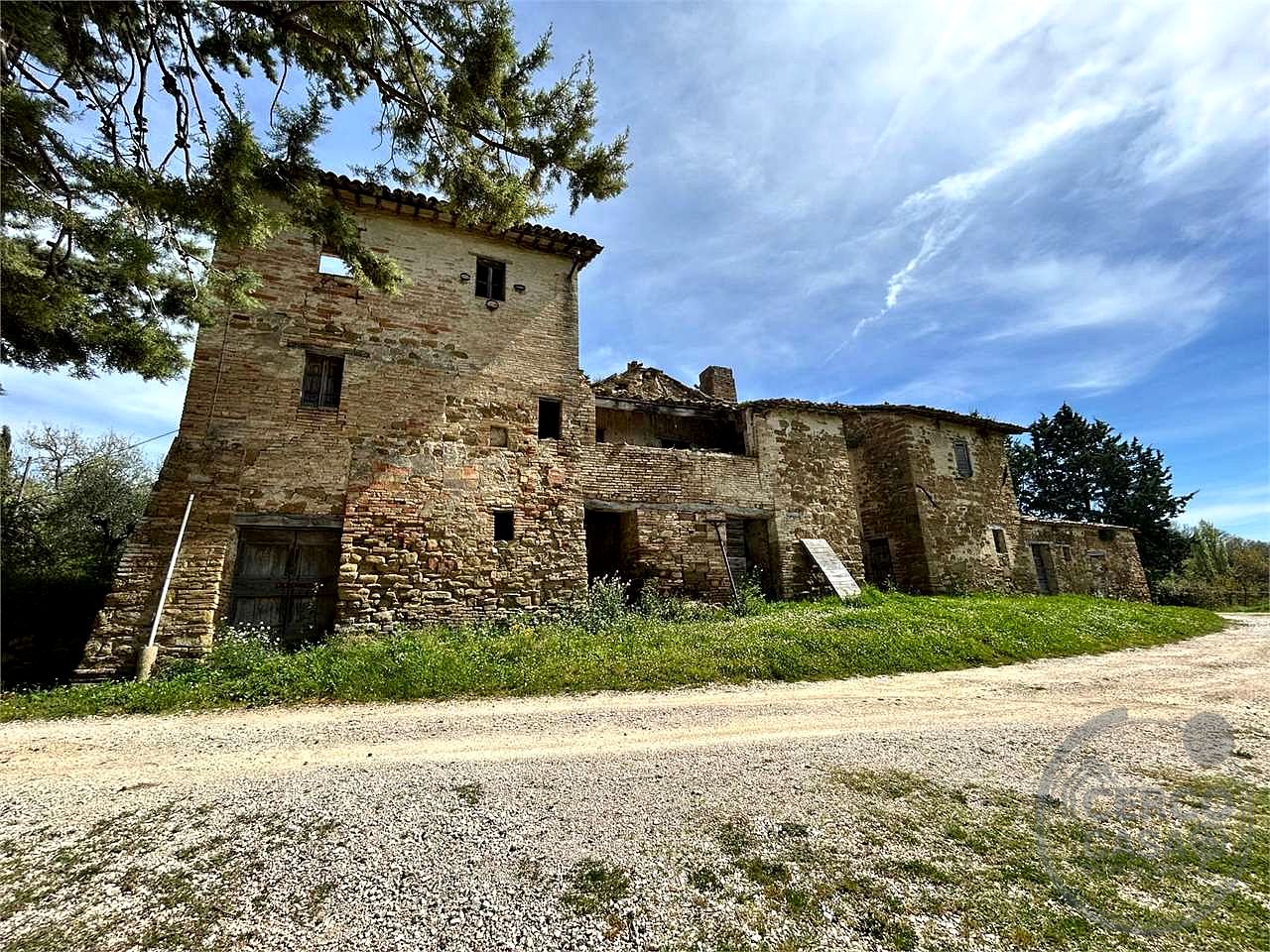 ASSISI - CASALE CON TERRENO