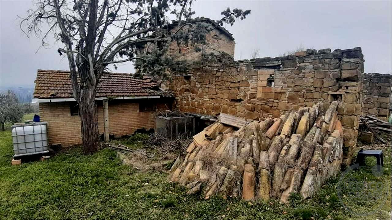 ASSISI - CASALE CON TERRENO