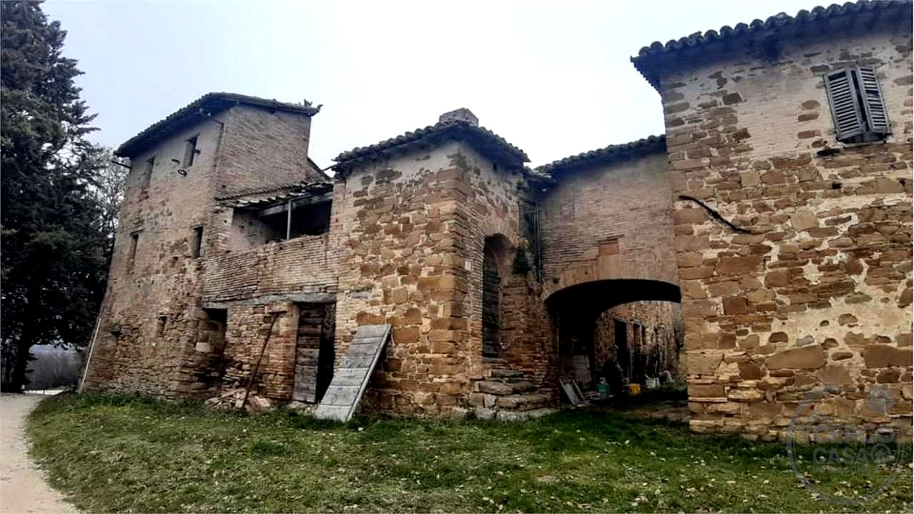 ASSISI - CASALE CON TERRENO