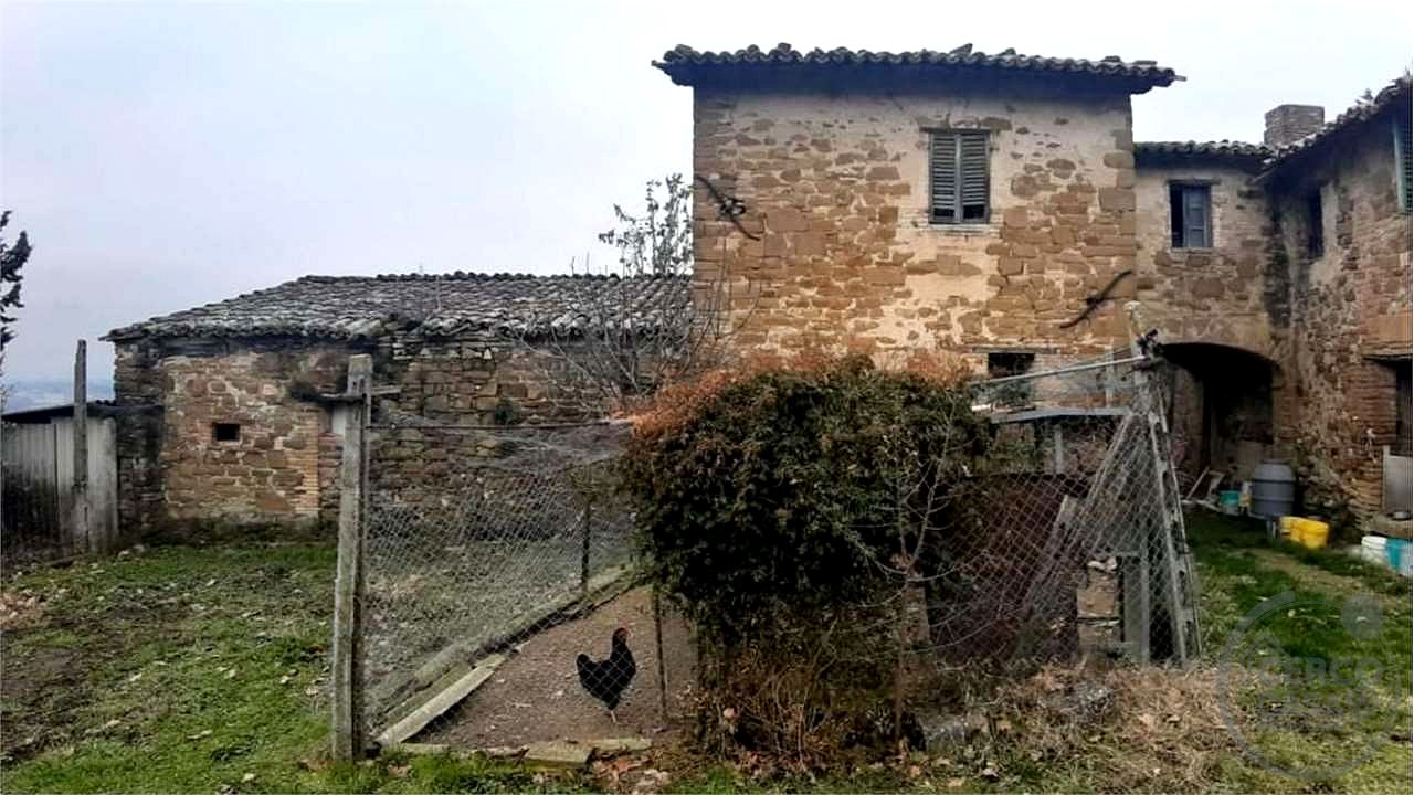 ASSISI - CASALE CON TERRENO