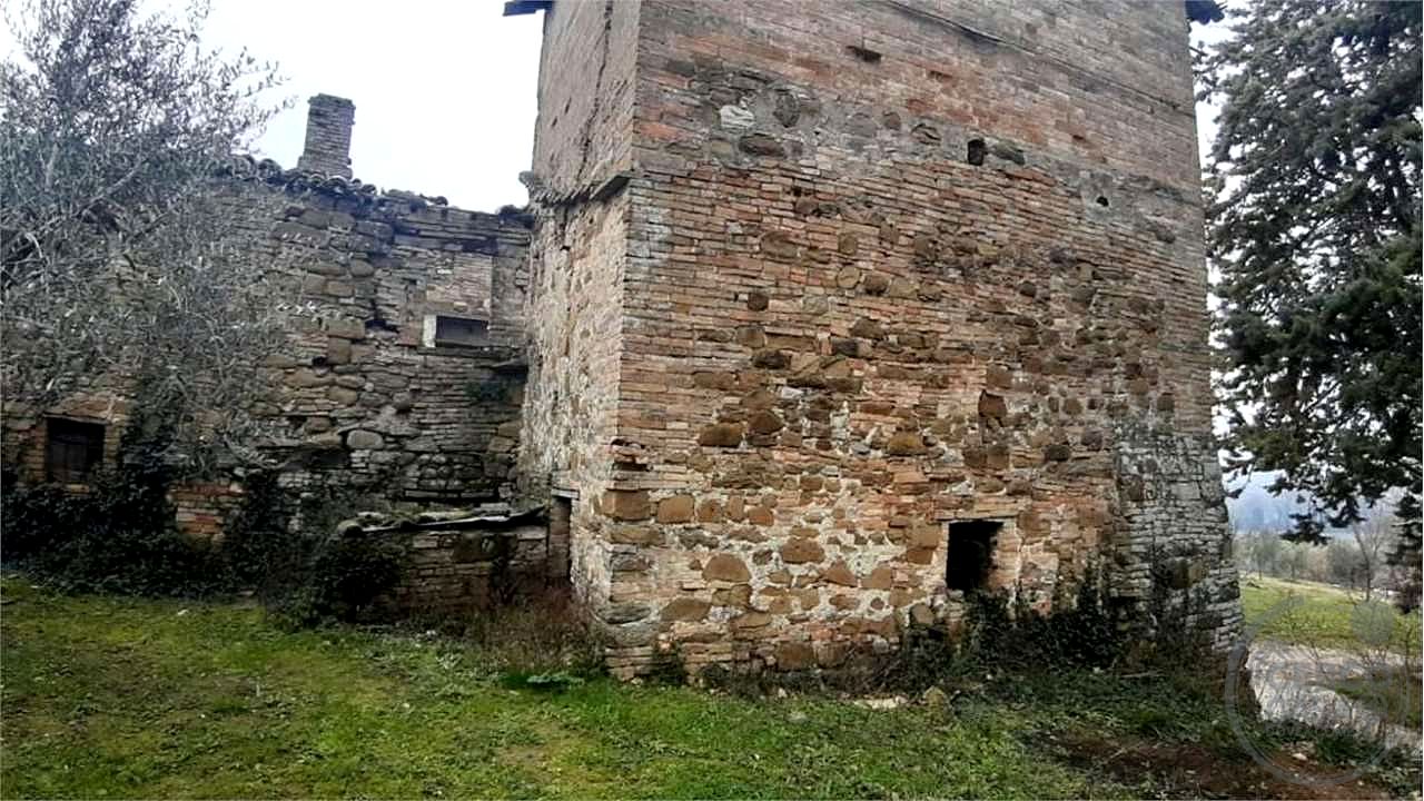 ASSISI - CASALE CON TERRENO
