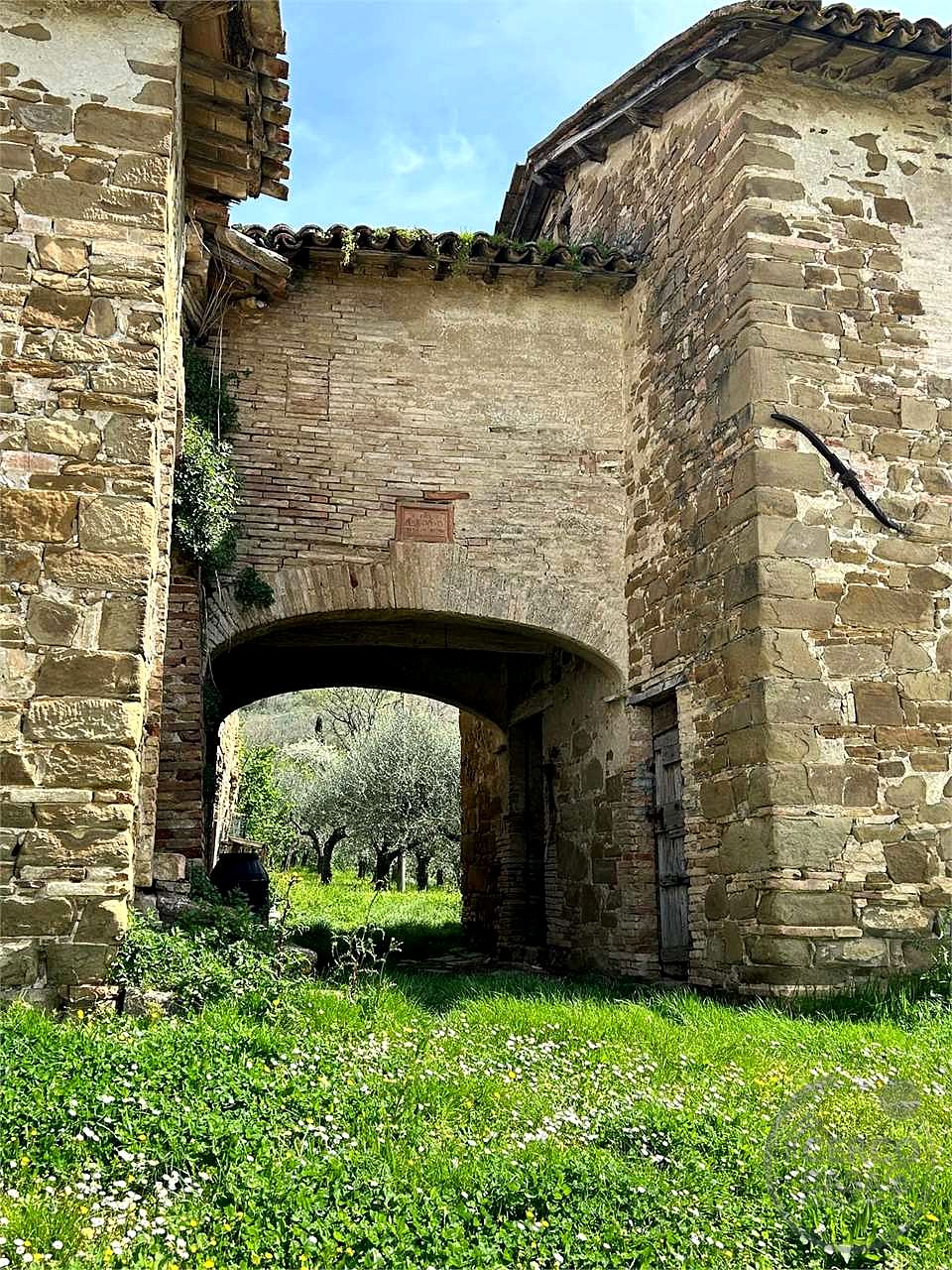 ASSISI - CASALE CON TERRENO