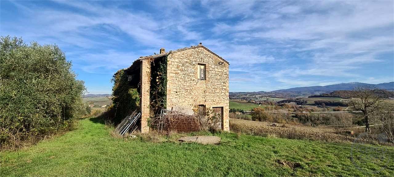 TODI: CASALE DA RISTRUTTURARE