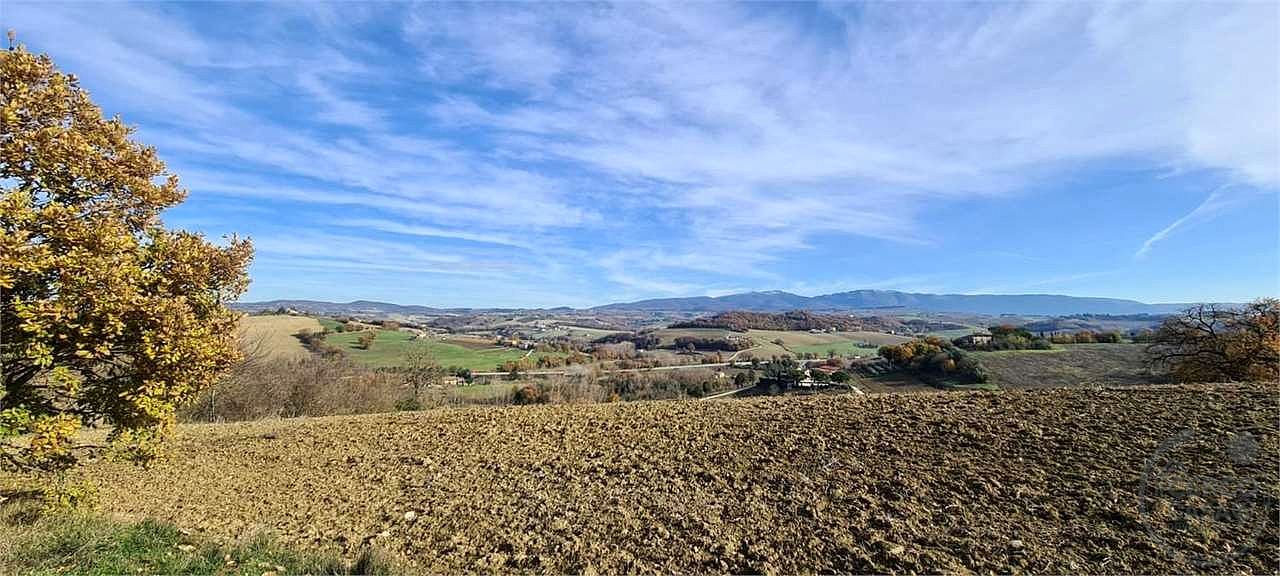 TODI: CASALE DA RISTRUTTURARE