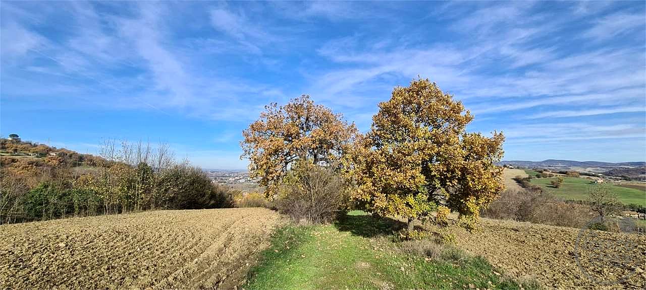 TODI: CASALE DA RISTRUTTURARE
