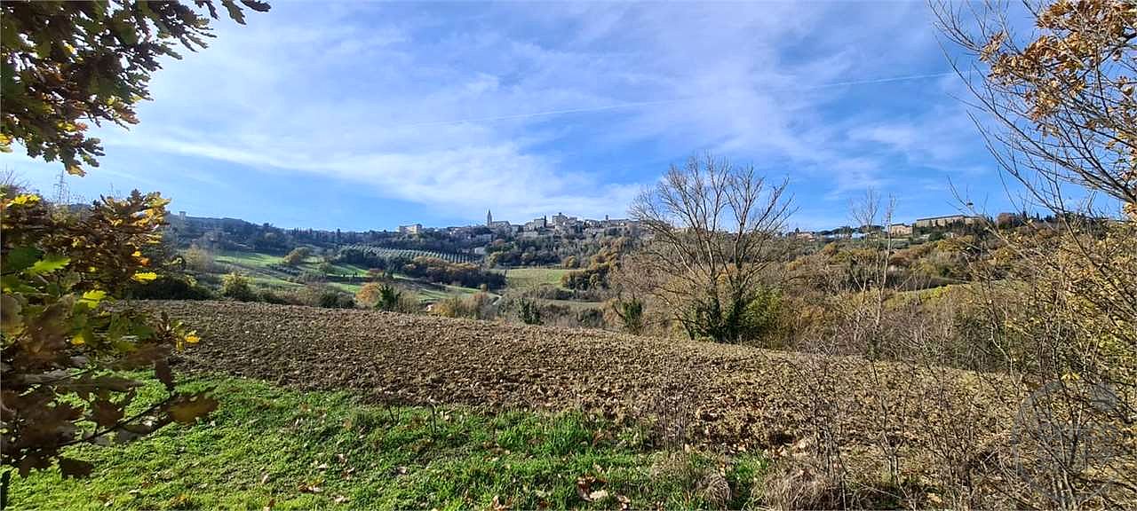 TODI: CASALE DA RISTRUTTURARE