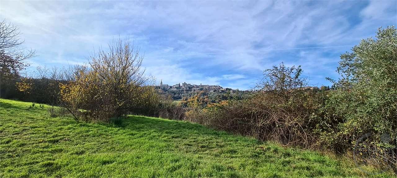TODI: CASALE DA RISTRUTTURARE