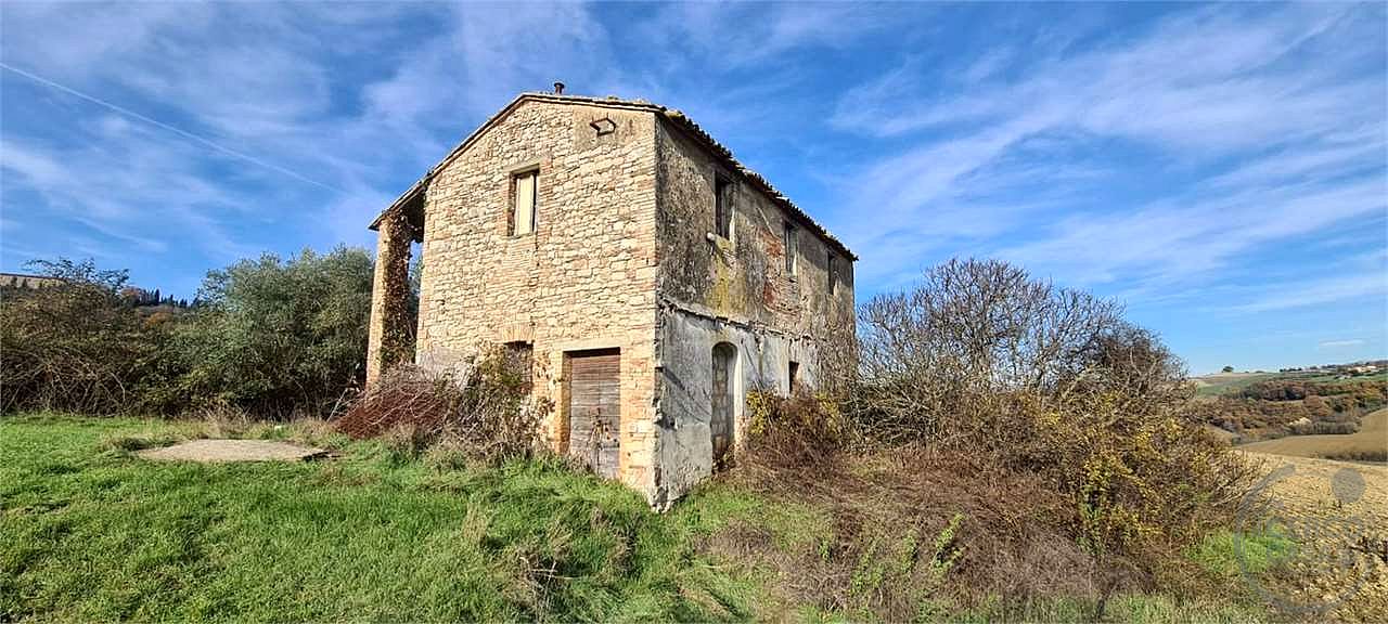 TODI: CASALE DA RISTRUTTURARE