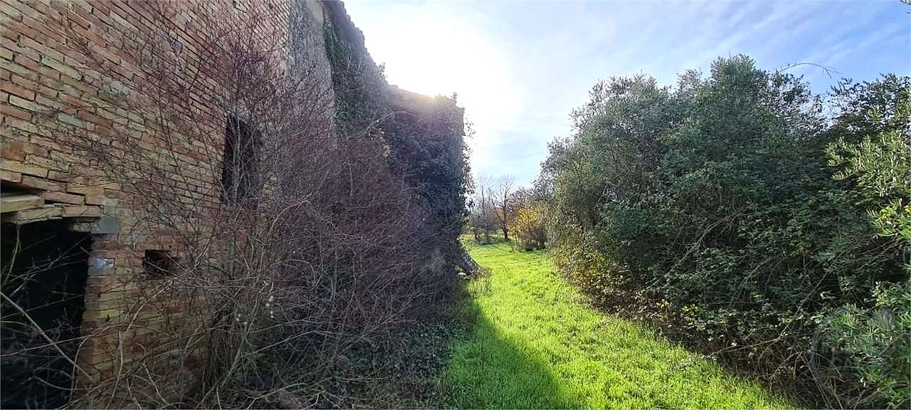 TODI: CASALE DA RISTRUTTURARE