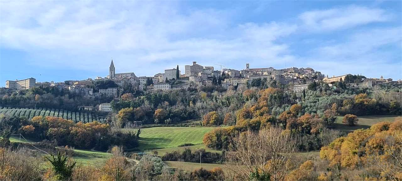 TODI: CASALE DA RISTRUTTURARE