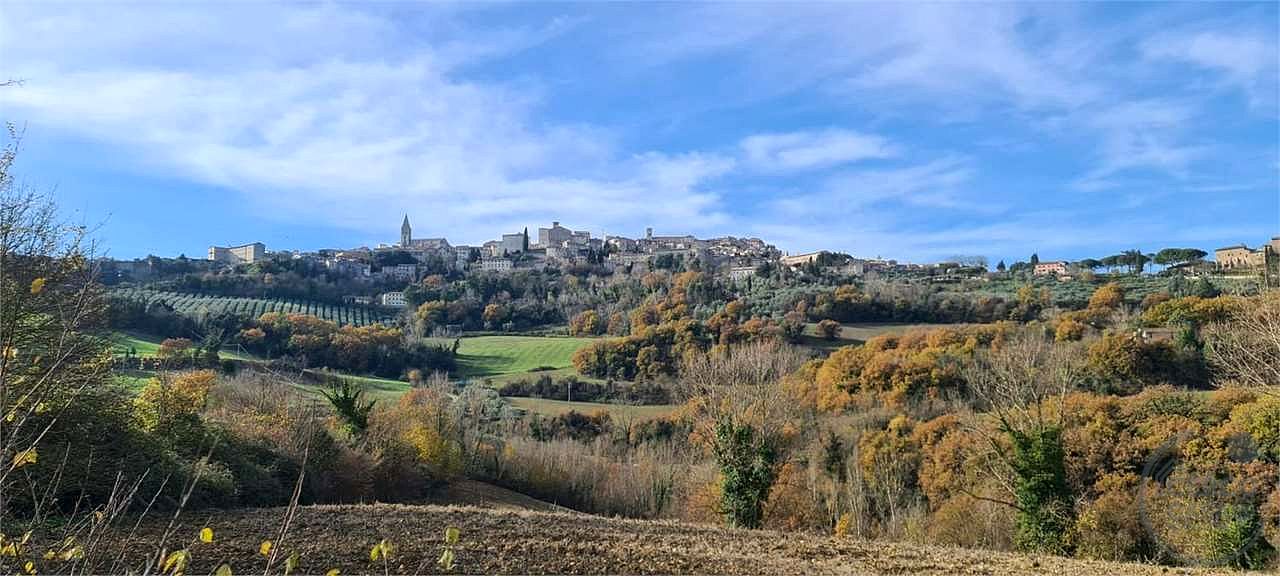 TODI: CASALE DA RISTRUTTURARE
