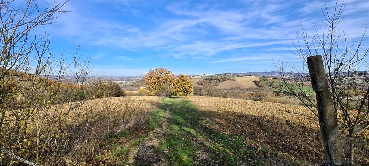 TODI: CASALE DA RISTRUTTURARE