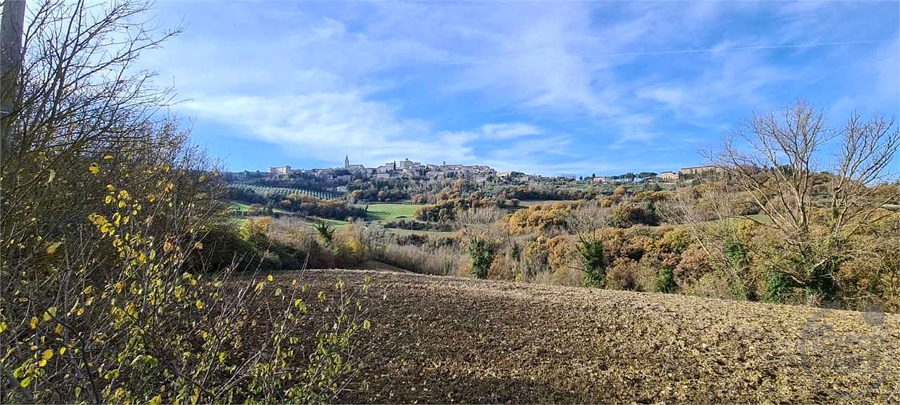 TODI: CASALE DA RISTRUTTURARE