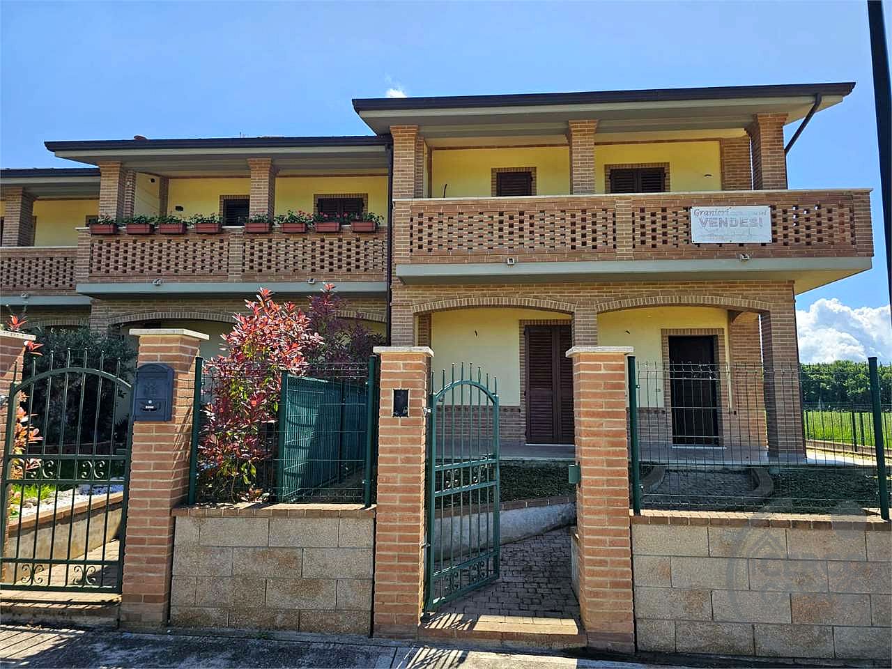 GUALDO CATTANEO - SAN TERENZIANO - VILLA A SCHIERA