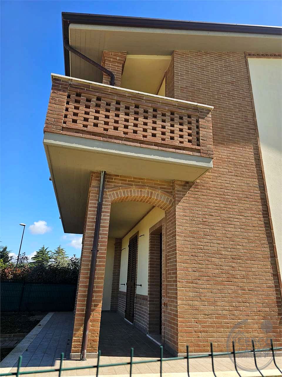 GUALDO CATTANEO - SAN TERENZIANO - VILLA A SCHIERA