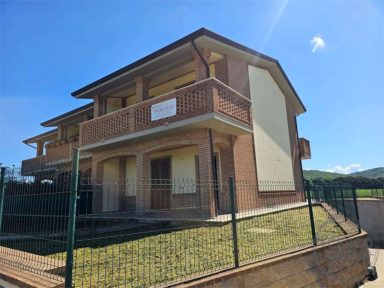 GUALDO CATTANEO - SAN TERENZIANO - VILLA A SCHIERA
