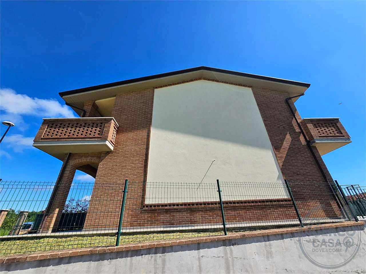 GUALDO CATTANEO - SAN TERENZIANO - VILLA A SCHIERA