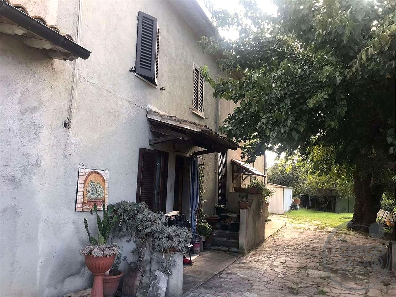 SPELLO - PORZIONE DI CASALE CON GIARDINO
