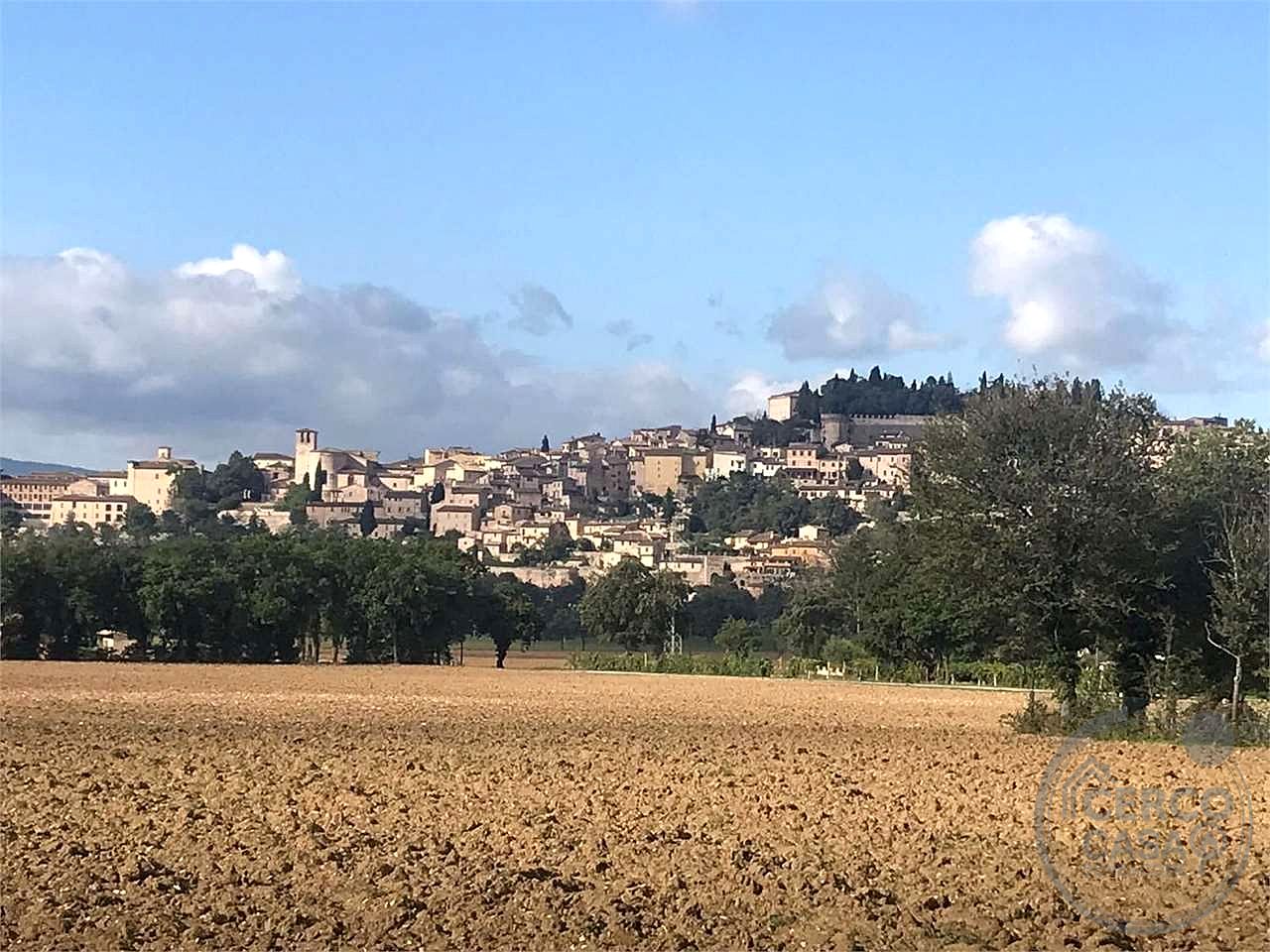 SPELLO - PORZIONE DI CASALE CON GIARDINO