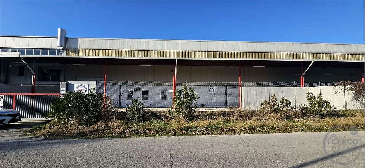 TODI - PIAN DI PORTO: CAPANNONE INDUSTRIALE