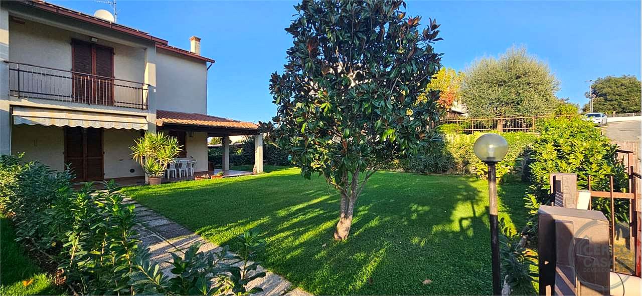 VILLA BIFAMILIARE CON AMPIO GIARDINO ESCLUSIVO