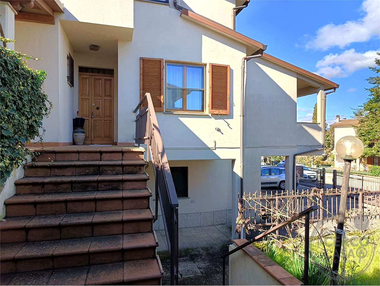 VILLA BIFAMILIARE CON AMPIO GIARDINO ESCLUSIVO