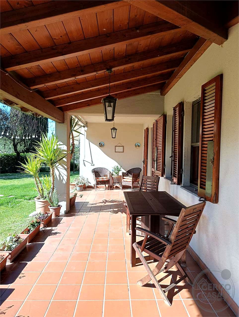 VILLA BIFAMILIARE CON AMPIO GIARDINO ESCLUSIVO