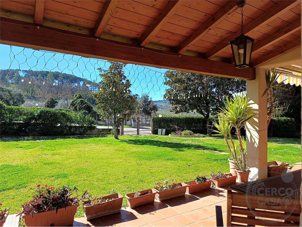 VILLA BIFAMILIARE CON AMPIO GIARDINO ESCLUSIVO