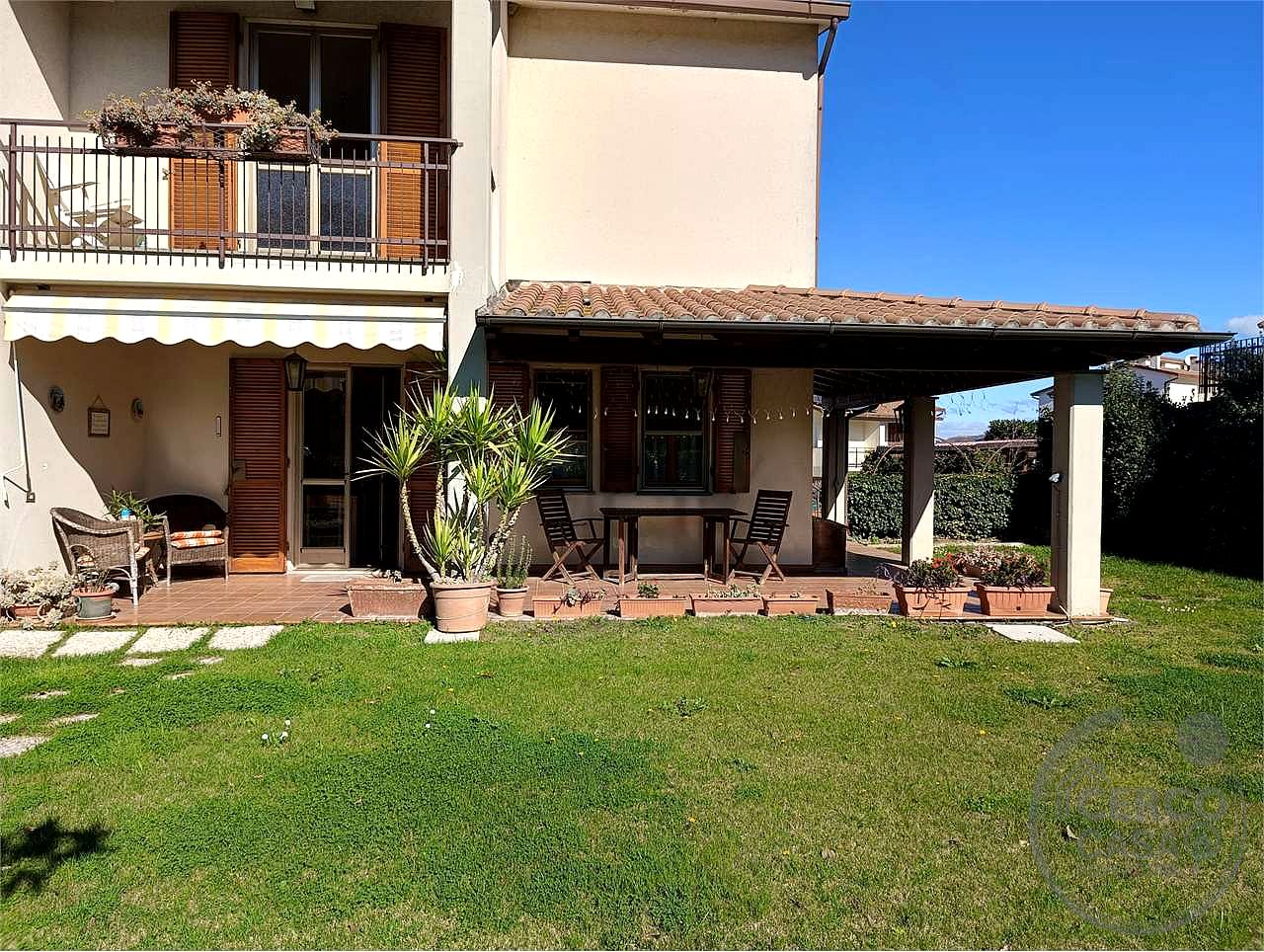 VILLA BIFAMILIARE CON AMPIO GIARDINO ESCLUSIVO