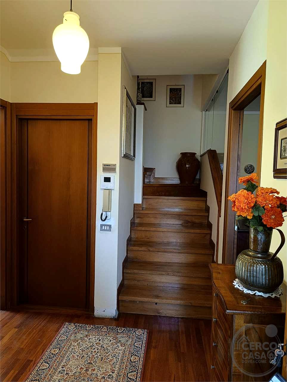 VILLA BIFAMILIARE CON AMPIO GIARDINO ESCLUSIVO