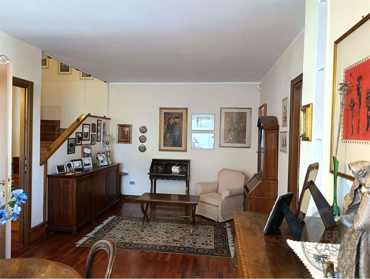 VILLA BIFAMILIARE CON AMPIO GIARDINO ESCLUSIVO