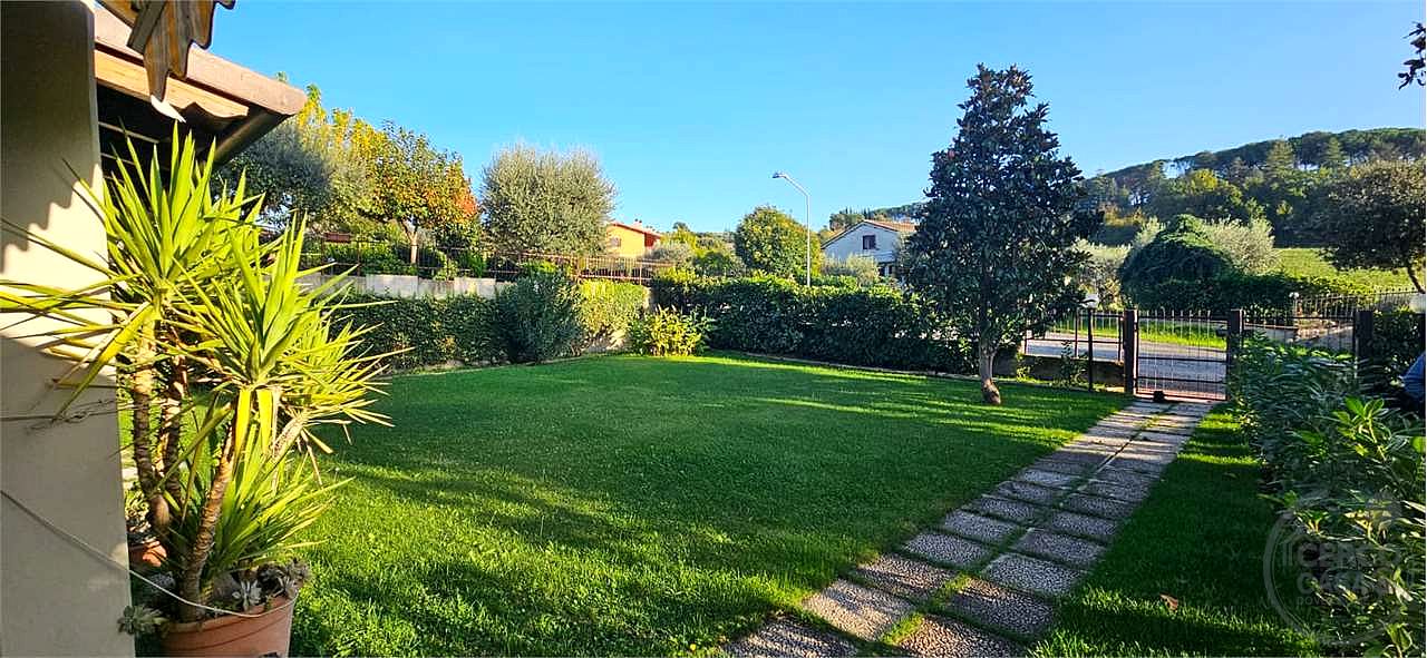 VILLA BIFAMILIARE CON AMPIO GIARDINO ESCLUSIVO