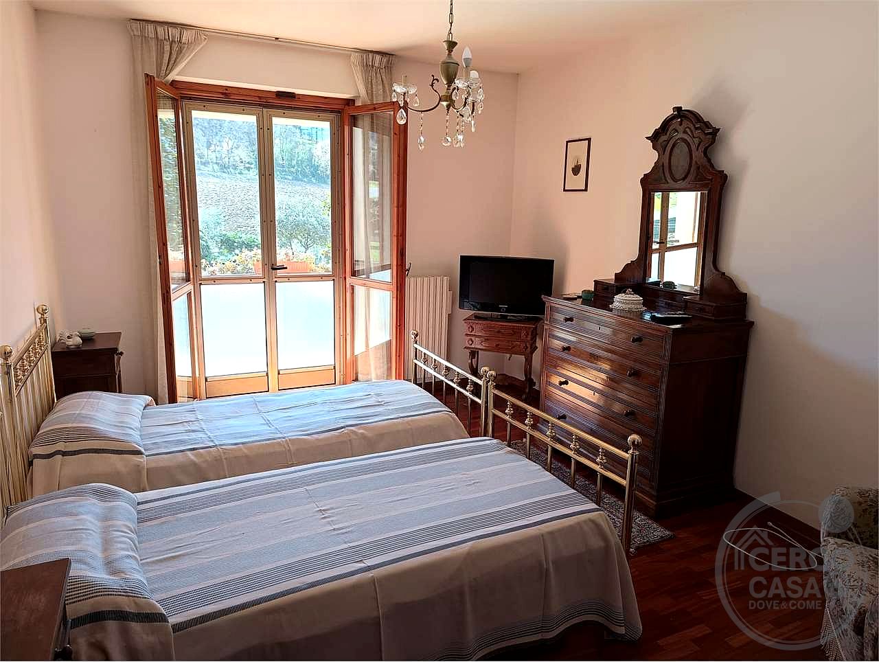 VILLA BIFAMILIARE CON AMPIO GIARDINO ESCLUSIVO