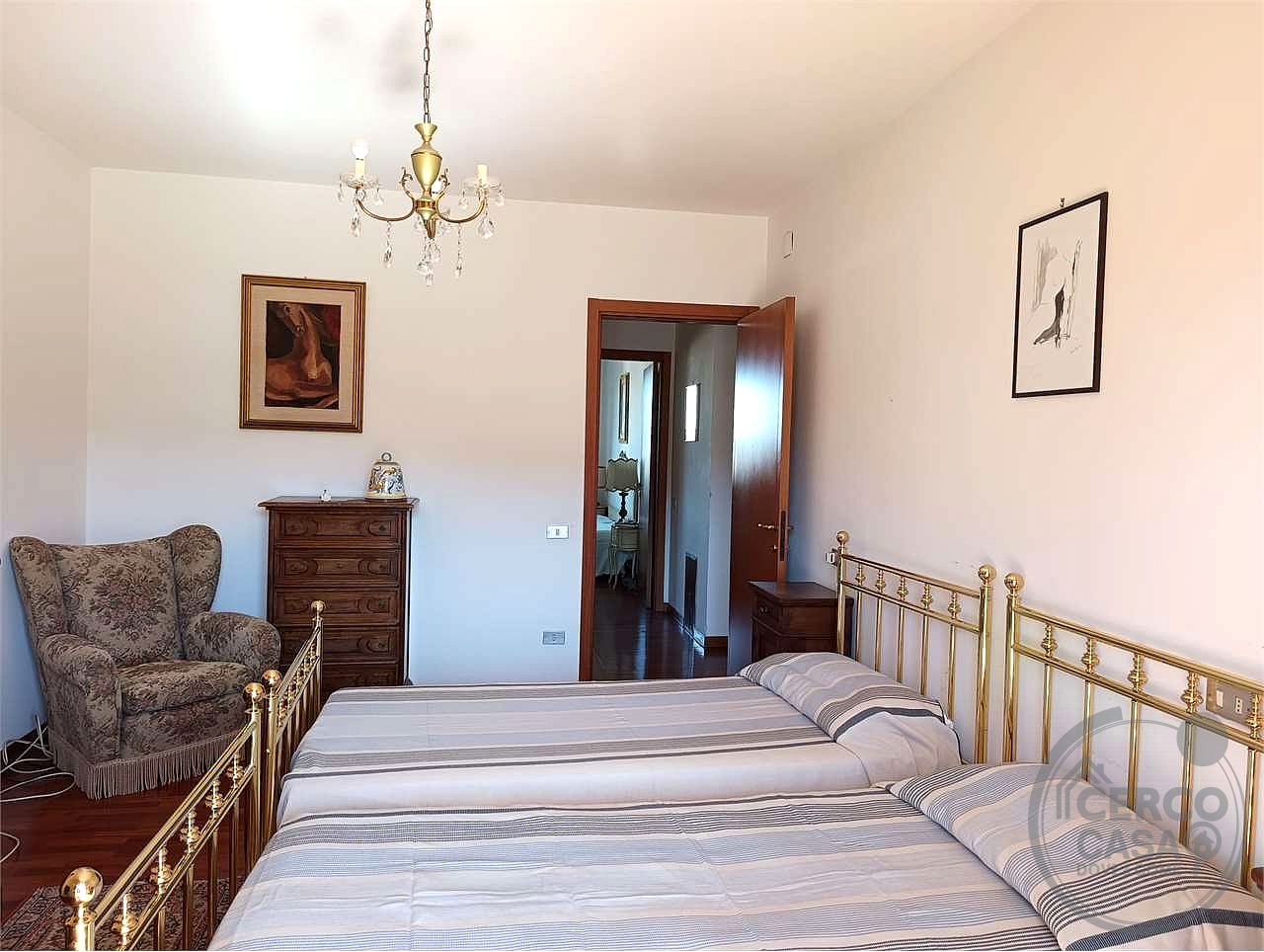 VILLA BIFAMILIARE CON AMPIO GIARDINO ESCLUSIVO