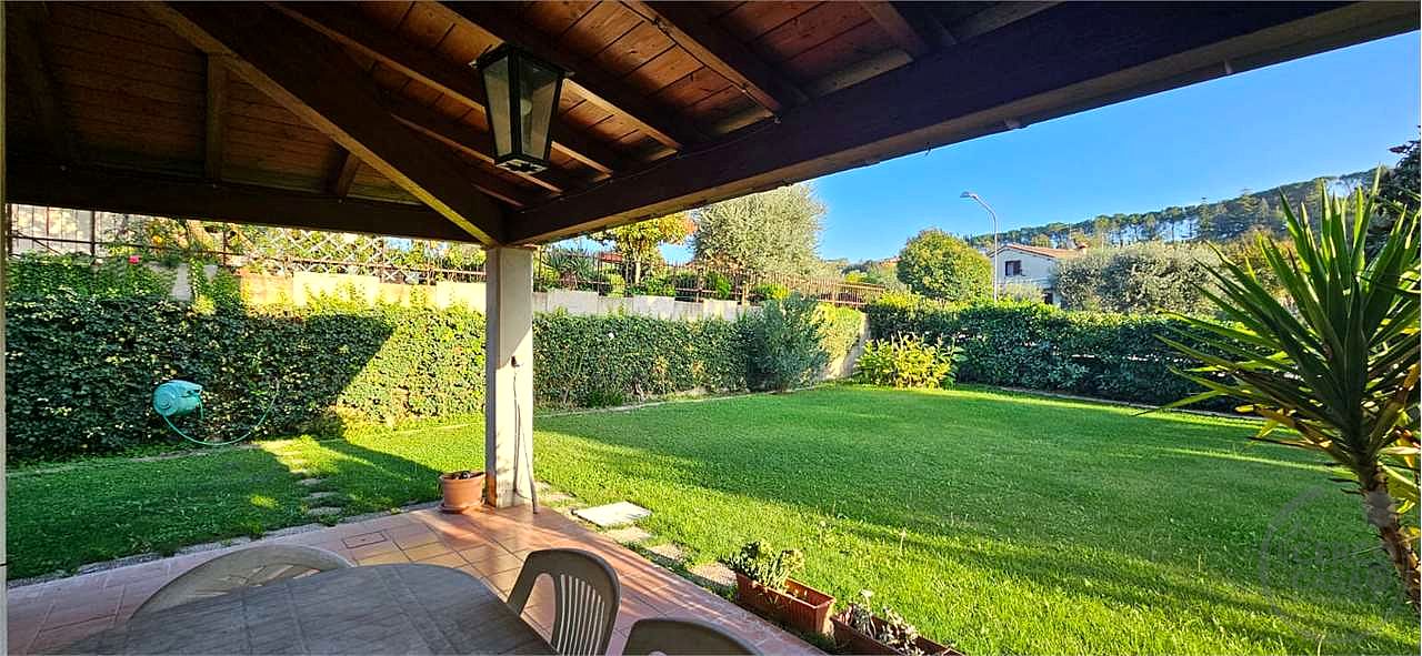 VILLA BIFAMILIARE CON AMPIO GIARDINO ESCLUSIVO