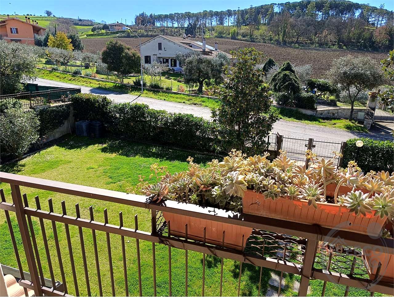 VILLA BIFAMILIARE CON AMPIO GIARDINO ESCLUSIVO