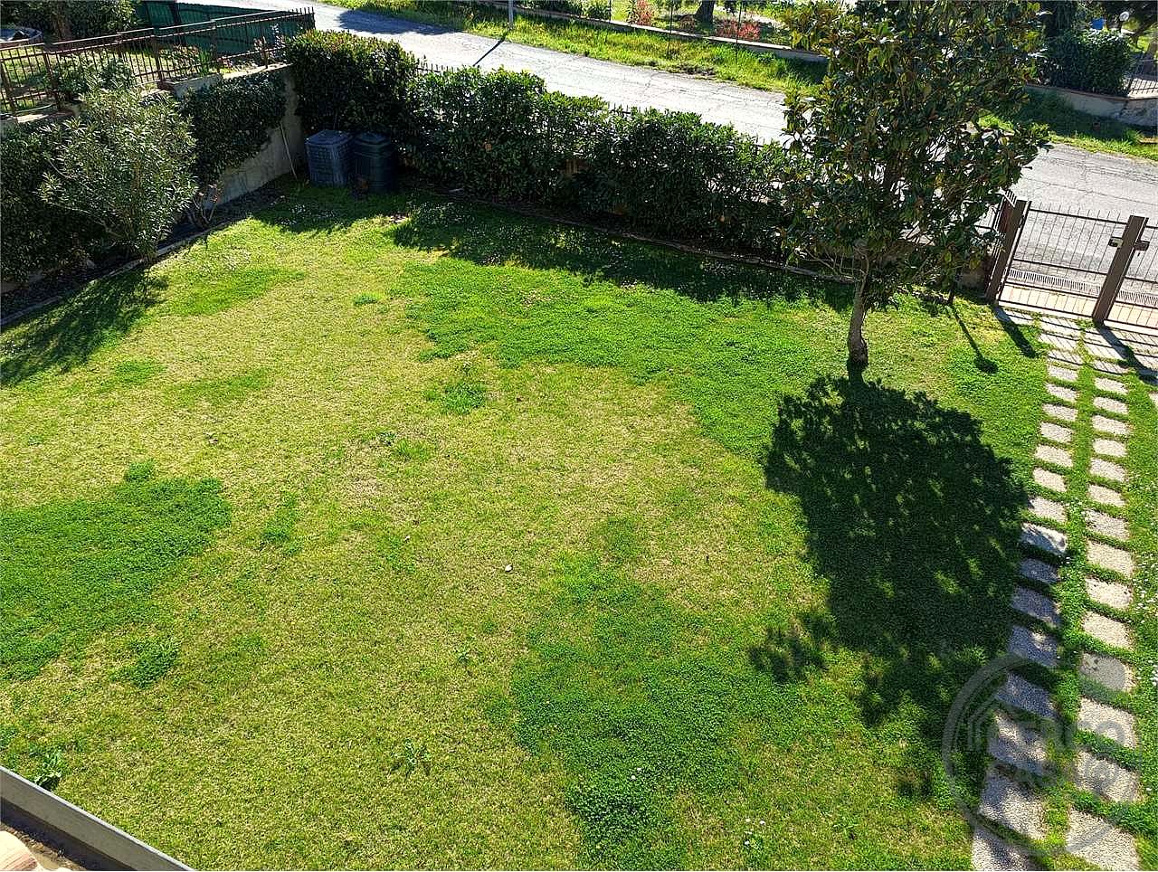 VILLA BIFAMILIARE CON AMPIO GIARDINO ESCLUSIVO