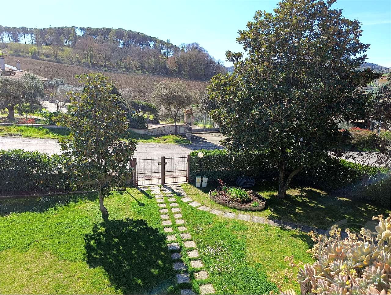 VILLA BIFAMILIARE CON AMPIO GIARDINO ESCLUSIVO