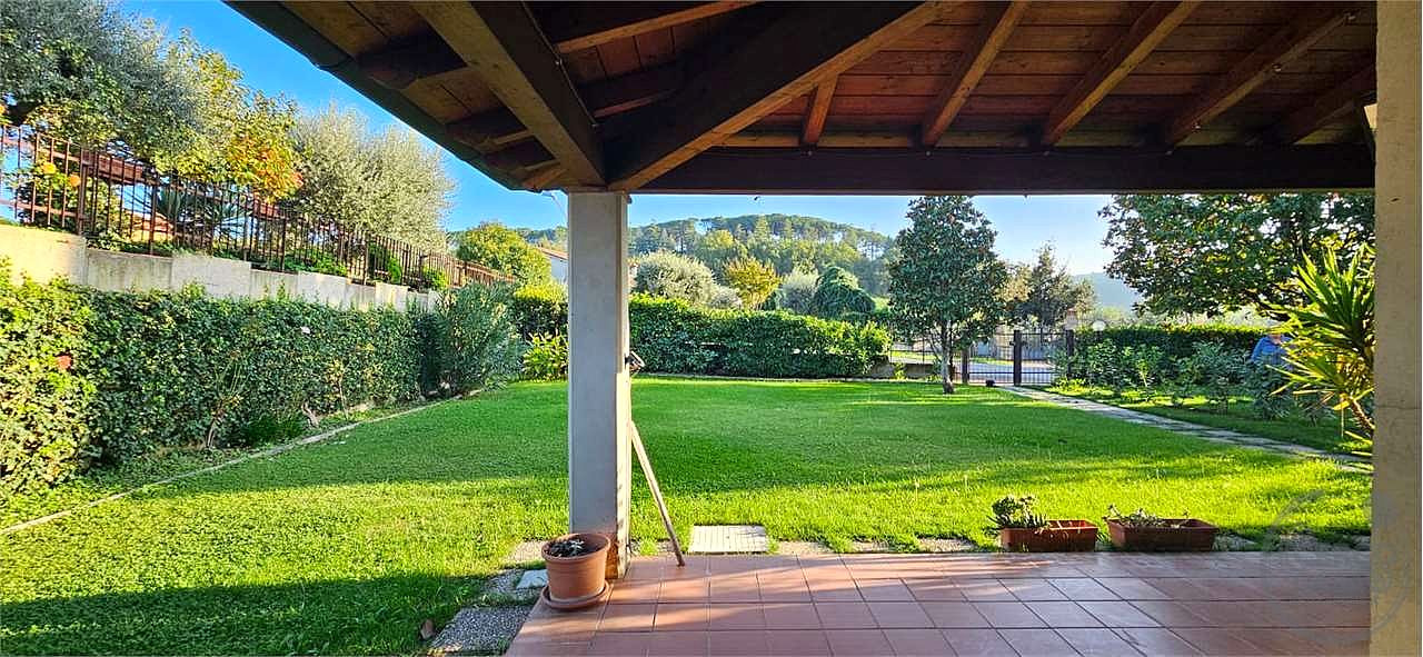 VILLA BIFAMILIARE CON AMPIO GIARDINO ESCLUSIVO