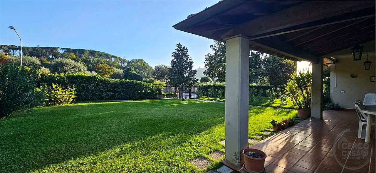 VILLA BIFAMILIARE CON AMPIO GIARDINO ESCLUSIVO