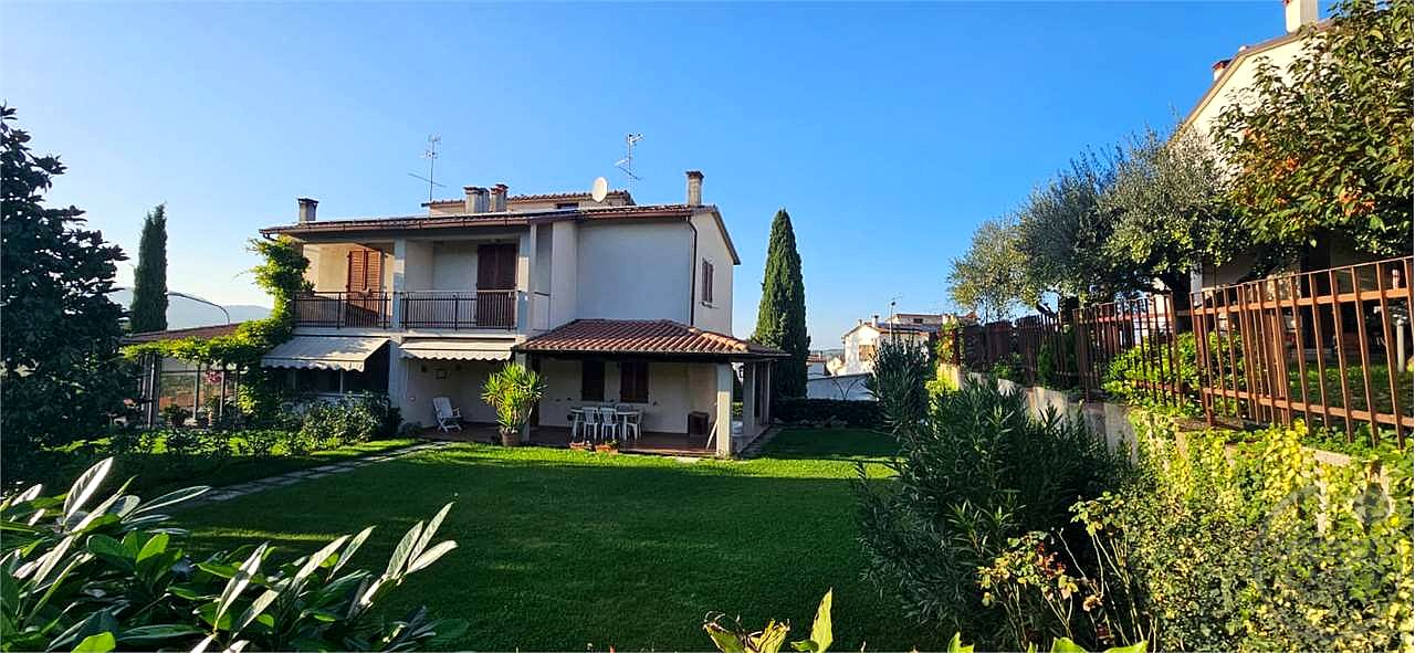 VILLA BIFAMILIARE CON AMPIO GIARDINO ESCLUSIVO