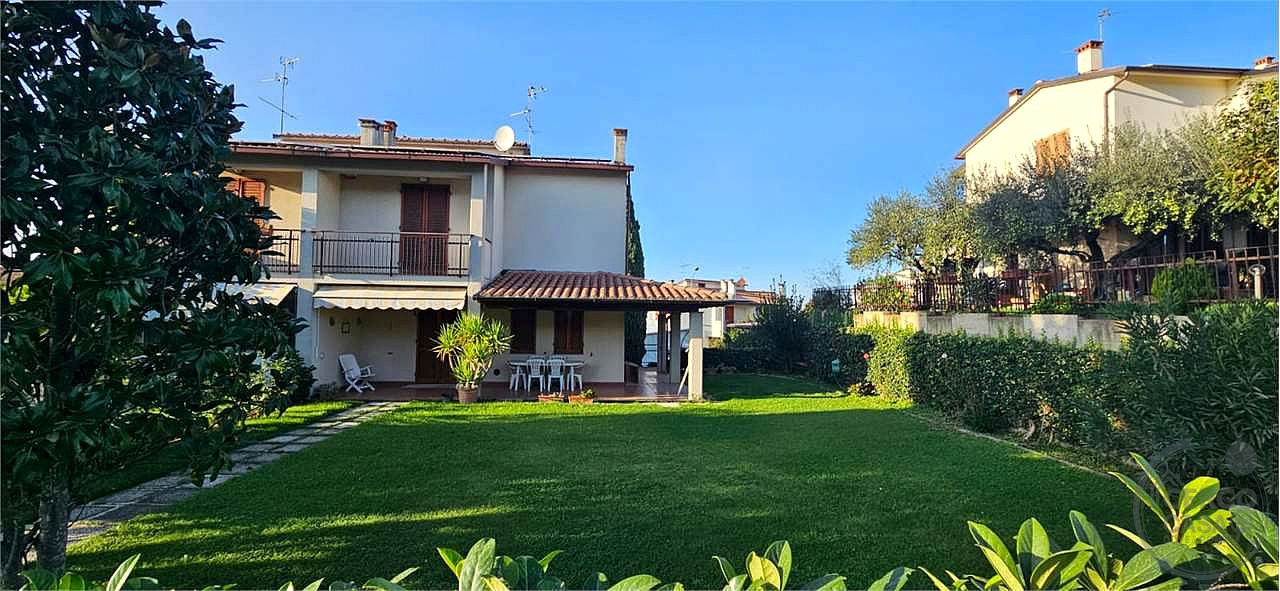 VILLA BIFAMILIARE CON AMPIO GIARDINO ESCLUSIVO